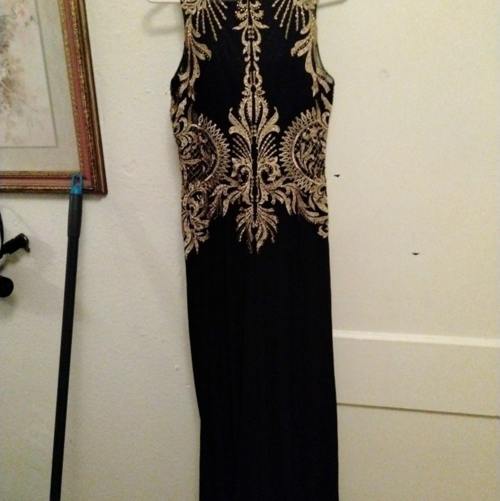 Dresses - Picture 2 of 4